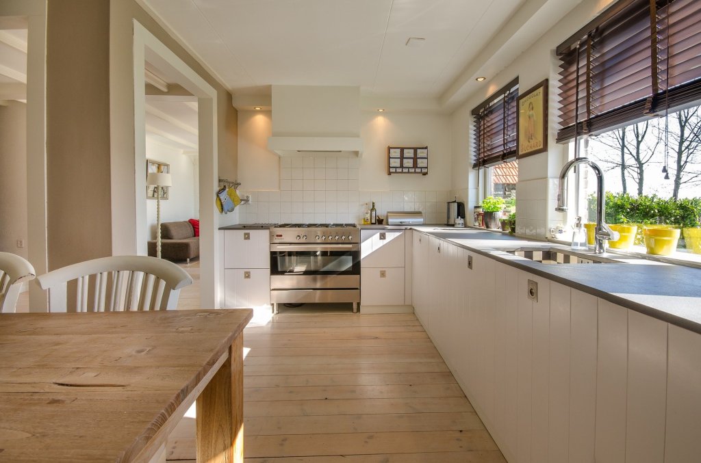 A photo of a clean kitchen.